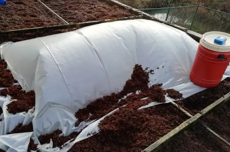 The air purification via biofilter is sampled via a large tarpaulin