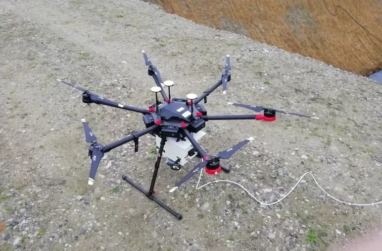 Emissiemetingen uitvoeren met een lab bevestigd onder een drone